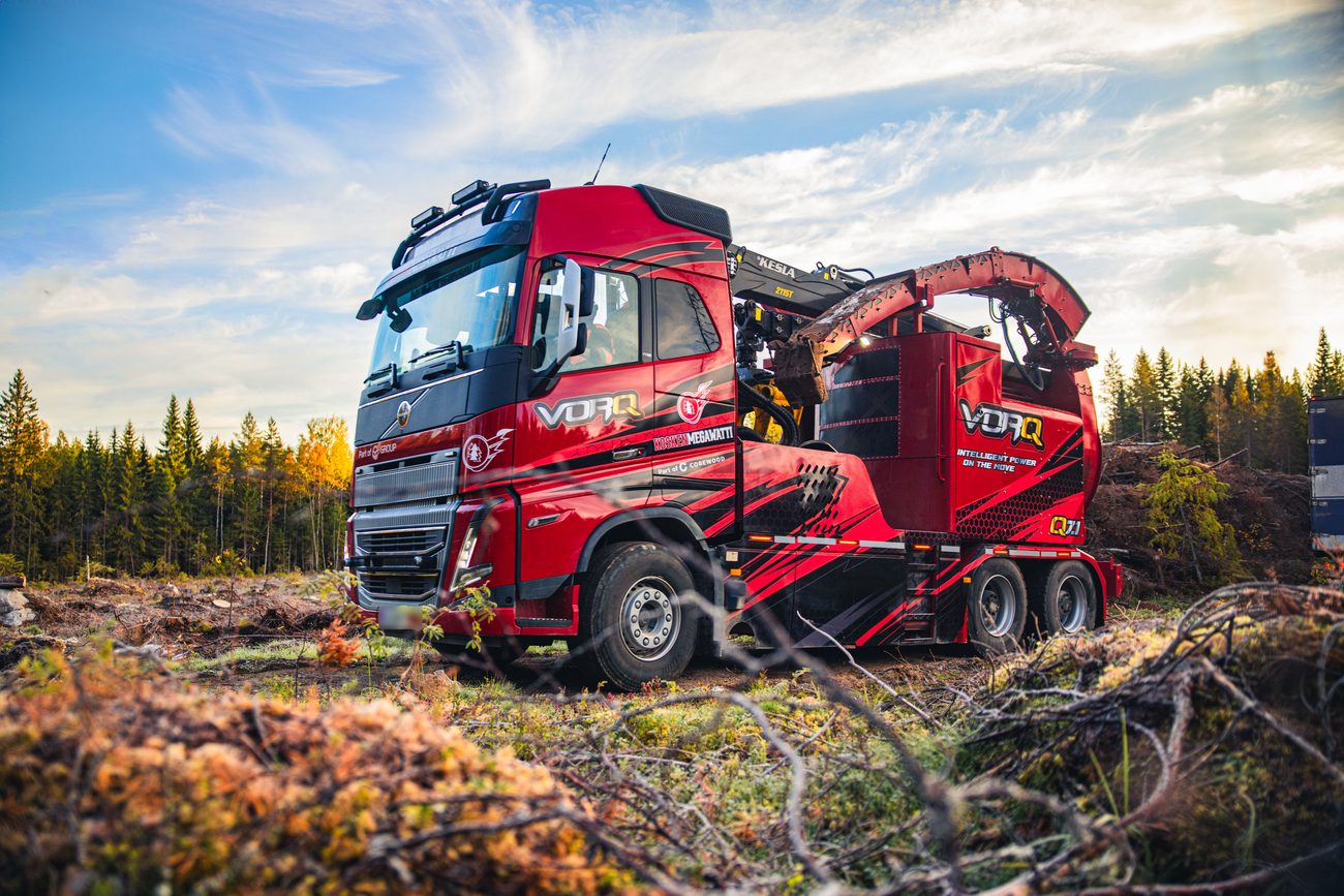 VORQ Q7.1 -mobiilihakkuri Volvo FH16 -alustalla metsätien varressa työasennossa.